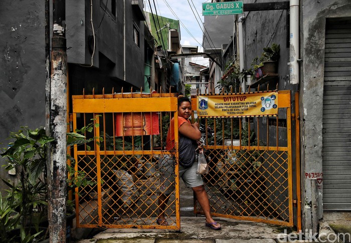 PPKM mikro atau Pemberlakuan Pembatasan Kegiatan Masyarakat skala desa/kelurahan sudah diterapkan. Yuk lihat suasana RW Zona Merah kawasan Sunter Jaya, Jakut.