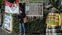 Meski telah diterapkan, pemerintah pusat tidak mengatur sanksi bagi pelanggar PPKM Mikro. Sanksi itu diserahkan kepada masing-masing kepala desa atau kelurahan.