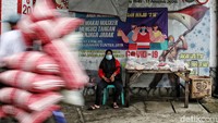 Pengetatan kegiatan masyarakat kini dilakukan oleh posko-posko di level RT/RW, dan diberikan zonasi sesuai dengan jumlah kasus positif COVID-19 pada setiap RT.