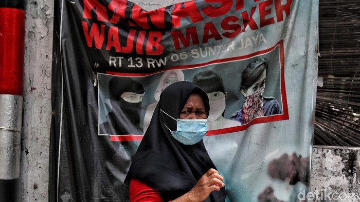 Suasana RW Zona Merah di Tengah Penerapan PPKM Mikro PPKM mikro atau Pemberlakuan Pembatasan Kegiatan Masyarakat skala desa/kelurahan sudah diterapkan. Yuk lihat suasana RW Zona Merah kawasan Sunter Jaya, Jakut.