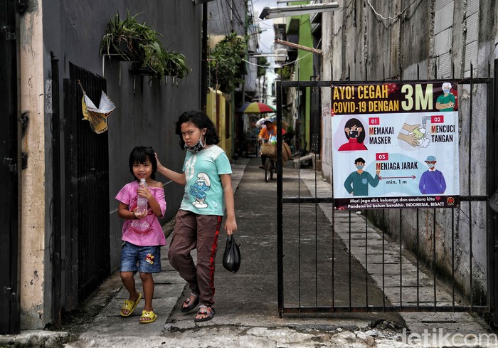 PPKM mikro atau Pemberlakuan Pembatasan Kegiatan Masyarakat skala desa/kelurahan sudah diterapkan. Yuk lihat suasana RW Zona Merah kawasan Sunter Jaya, Jakut.