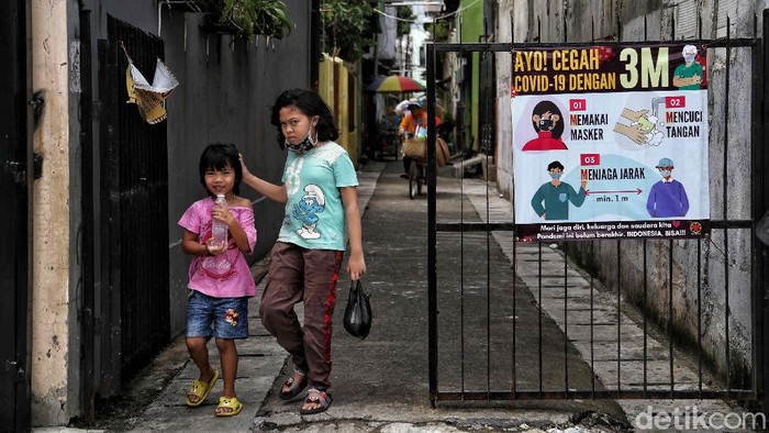 PPKM mikro atau Pemberlakuan Pembatasan Kegiatan Masyarakat skala desa/kelurahan sudah diterapkan. Yuk lihat suasana RW Zona Merah kawasan Sunter Jaya, Jakut.