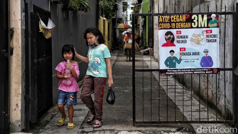 Suasana RW Zona Merah di Tengah Penerapan PPKM Mikro PPKM mikro atau Pemberlakuan Pembatasan Kegiatan Masyarakat skala desa/kelurahan sudah diterapkan. Yuk lihat suasana RW Zona Merah kawasan Sunter Jaya, Jakut.