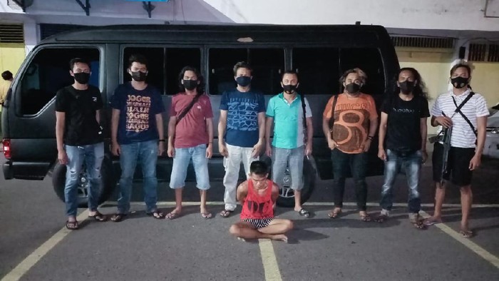 Sugianto (berbaju merah/tengah) ditangkap polisi karena mencuri emas dan uang panai warga Rp 8 juta (dok. Istimewa).