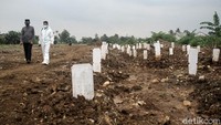 Dia mengatakan pemakaman di TPU ini menyediakan kurang lebih 1.020 petak makam untuk jenazah COVID-19.