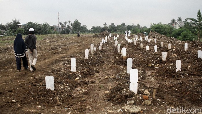Perwakilan keluarga mendoakan jenazah di tempat pemakaman COVID-19 Jalan Raya Srengseng Sawah, Jakarta Selatan, Selasa (9/2). Tempat pemakaman jenazah COVID-19 berkapasitas 1020 unit ini sudah dua minggu berjalan dan sampai hari ini sudah sekitar 60 jenazah yang dimakamkan