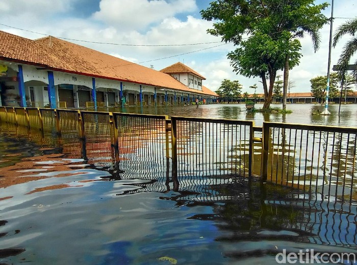 Terminal Jati Kudus kebanjiran, Selasa (9/2/2021).