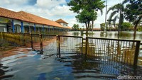 Akibatnya terminal tampak sepi. Sedangkan bus diminta untuk parkir di pinggir jalan yang tidak terendam banjir.
