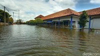 Agung mengatakan ketinggian air di sekitar Terminal Jati Kudus bervariasi mulai dari 50-80 cm. Dia mengatakan pintu masuk depan terminal pun ditutup dan dijaga petugas.