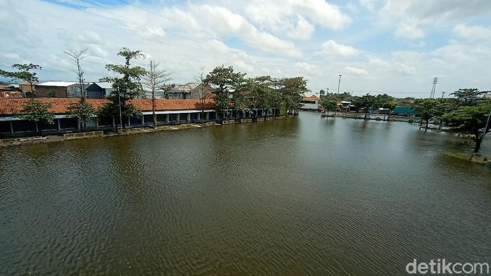 Terminal Jati Kudus Masih Kebanjiran Terminal Jati Kudus, Jawa Tengah tutup sementara gegara banjir. Banjir telah menggenangi terminal tersebut sejak Jumat (5/2).