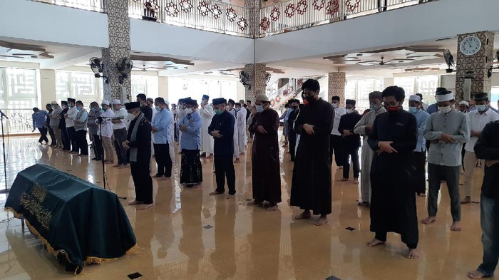 Tiba di Daarul Quran, Jenazah Ustaz Maaher Disalatkan di Majid An-Nabawi