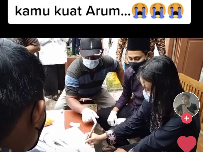 Viral video Eka Prihatiningrum yang menjalani ijab kabul di depan jenazah ayah tercinta