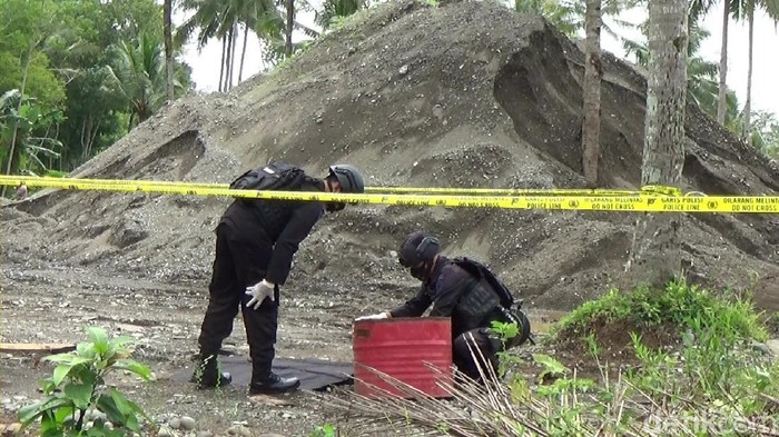 Tim Jibom menjinakkan granat nanas yang ditemukan di tepi Sungai Serayu Banjarnegara, Selasa (9/2/2021)