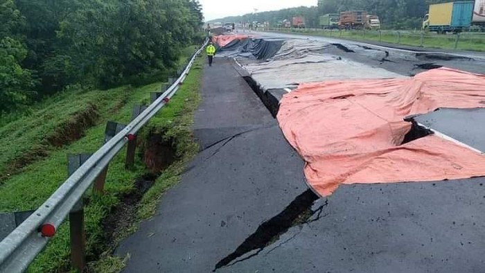 Tol Cipali Amblas di KM 122