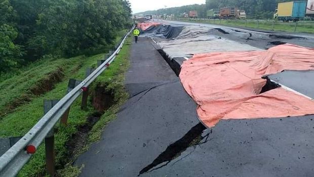 Tol Cipali Amblas di KM 122