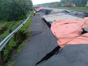 Melihat Tol Cipali KM 122 yang Amblas, Lalu Lintas Ditutup