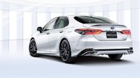 Versi Bright Elegance dari paket aksesori Modellista menghadirkan tampilan yang lebih tegas, di bagian depan Camry dengan gril krom digabungkan dengan ekstensi bumper depan yang menonjolkan bagian krom di sudut-sudutnya. Foto: Dok. Toyota