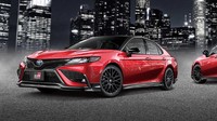 Jika Anda mencari Camry dengan tampilan yang lebih sporty, GR Parts menjadi pilihannya. Gril depan honeycomb dibingkai dengan hiasan berlapis gunmetal, dan bemper depan mendapat ekstensi warna bodi. Atapnya dicat hitam gloss, begitu pula lis jendela. Foto: Dok. Toyota