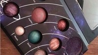 Uniknya blush on ini didesain seperti keadaan di astronomi, lengkap dengan planet-planet yang dimiliki alam semesta ini.