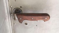 Gak kalah unik, gagang pintu ini didesain seperti pegangan pisau dapur.
