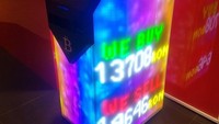 ATM bitcoin ini didesain dengan lampu neon. Keberadaannya di ruang gelap akan begitu terlihat jelas oleh orang sekitar.