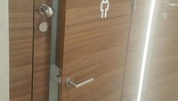 Pintu toilet umumnya dibuat lebih tinggi dari orang dewasa. Terkadang anak-anak sulit untuk menggapai gagang pintu untuk membuka. Namun, desain pintu toilet ini juga dibuat untuk anak-anak.