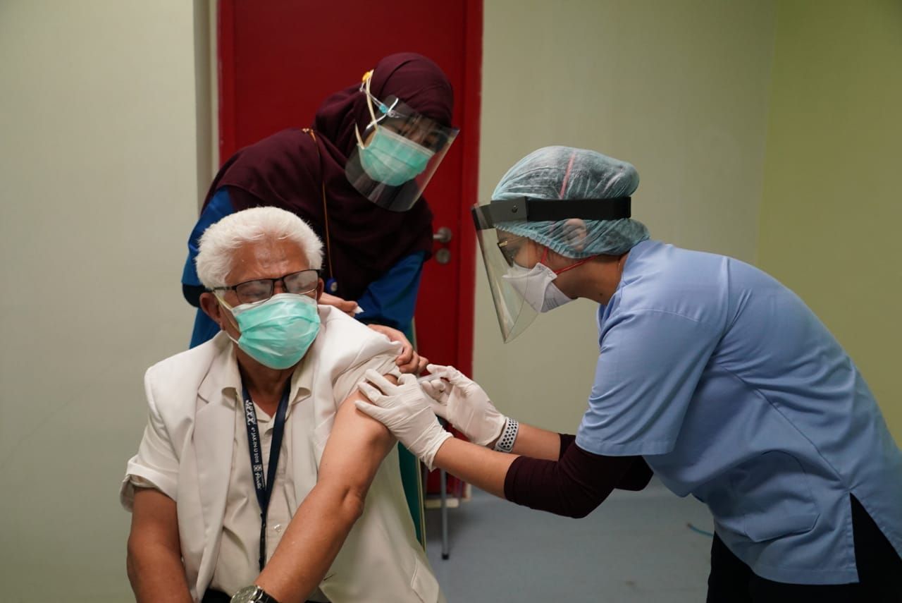 Vaksinasi nakes lansia