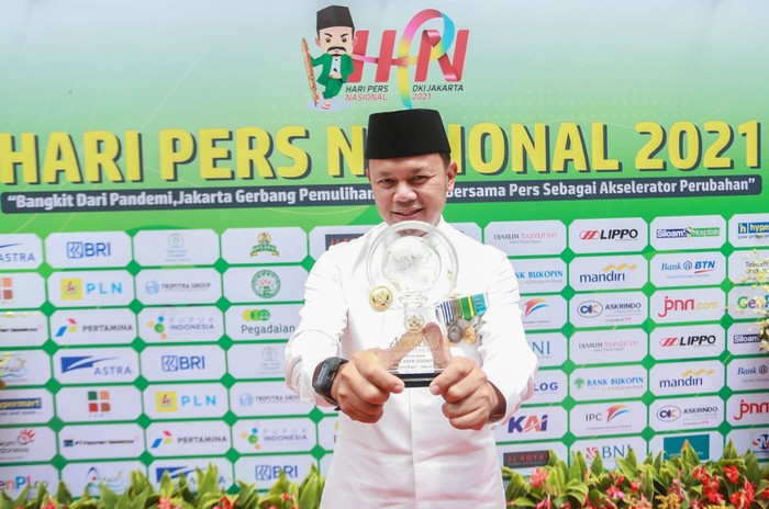 Wali Kota Bogor Bima Arya menyabet penghargaan Anugerah Kebudayaan Persatuan Wartawan Indonesia (PWI) Pusat di Hari Pers Nasional (HPN) 2021.