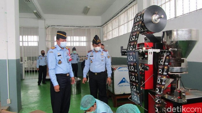 Warga binaan LP Gunung Sindur memproduksi kopi jahe hingga budidaya ikan koi