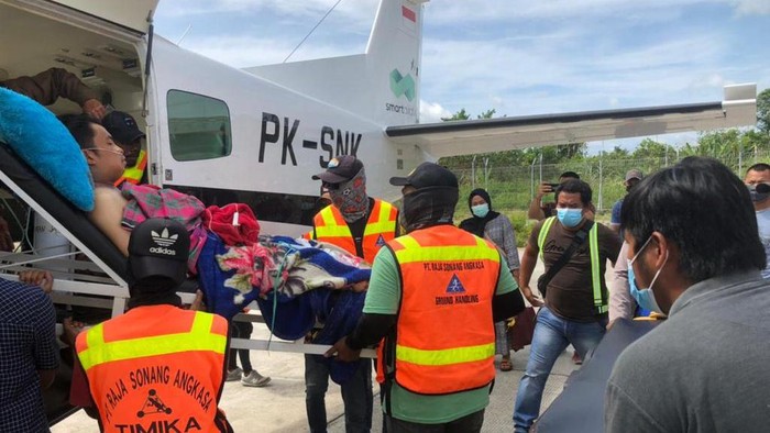 Warga Intan Jaya yang ditembak di depan istri oleh KKB diterbangkan ke RSUD Mimika untuk mendapatkan perawatan (dok Istimewa)