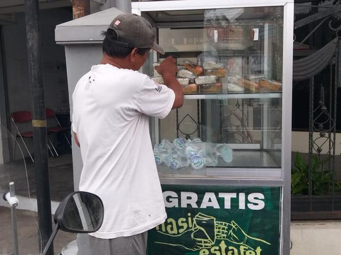 Warga mengambil makanan di etalase nasi estafet Yogyakarta