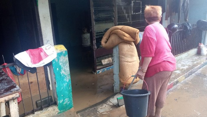 Warga mulai bersihkan sisa banjir di Rawajati, Jaksel (Kadek Melda-detikcom)