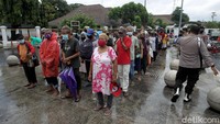 Warga tampak mengantre untuk mendapatkan nasi gratis di kawasan Malioboro, Yogyakarta.