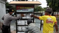 Diketahui, kegiatan berbagi nasi gratis tersebut dilakukan setiap hari oleh Polresta Yogyakarta dan relawan.