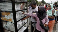 Sekitar 200 kotak nasi dibagikan secara gratis setiap harinya.