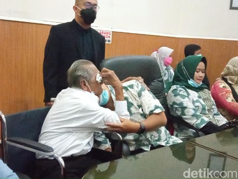 Anak Gugat Ayah Kandung di Bandung Anak Gugat Ayah Kandung di Bandung