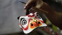 Setelah tarian naga dilarang oleh walikota Manila, Sicat dan keluarganya menggunakan styrofoam, cat, dan bahan pembuatan kostum naga lainnya untuk membuat miniatur hiasan kepala singa bergaya Cina.