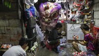 Begitu pula yang terjadi pada salah satu pengelola grup tarian naga di Chinatown, Therry Sicat. Dia dan rekan-rekannya harus berjuang menjaga tradisi dan mata pencaharian mereka tetap hidup.