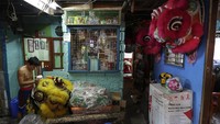 Sicat menjual miniatur Imlek buatannya mulai harga 1.500 Peso atau setara Rp436 ribu.