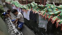 Selama musim Tahun Baru Imlek di tahun-tahun sebelumnya, sebuah perusahaan bisnis di Chinatown akan membayar 35.000 peso ($ 720) untuk sesi tarian naga dan barongsai yang diiringi oleh para penabuh genderang dan pembuat kue untuk keberuntungan.