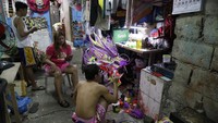 Anggota lain dari rombongan tarian naga bahkan beralih profesi dengan mendirikan bisnis makanan online atau bekerja sebagai pengantar makanan untuk memenuhi kebutuhan.