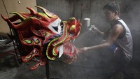 Larangan pemerintah Filipina pada pertemuan publik besar-besaran dan pesta jalanan untuk melawan virus Corona menjadi pukulan besar bagi ratusan penari naga beserta kru produksi.