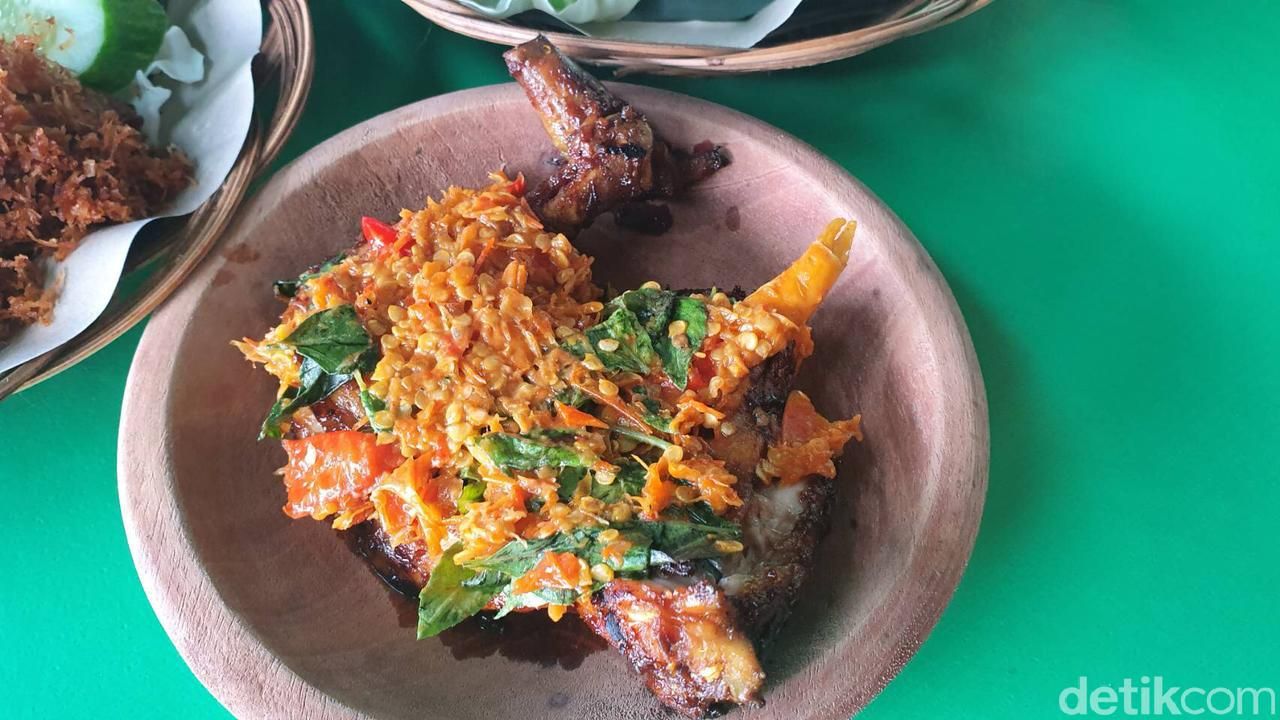 Ayam Bakar Mas Toro: Pedas Gila! Ayam Bakar dengan Sambal Ndawer