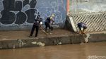 Banjir Surut, Petugas Bersihkan Bantaran Sungai Ciliwung