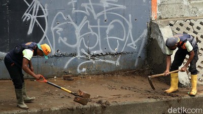 Banjir Surut, Petugas Bersihkan Bantaran Sungai Ciliwung