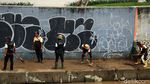 Banjir Surut, Petugas Bersihkan Bantaran Sungai Ciliwung