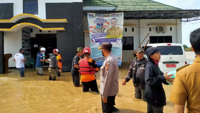 Warga di lingkungan proyek pembangunan PLTGU Jawa 1 di Kecamatan Cilamaya Wetan, Karawang, ikut terdampak banjir. PT Jawa Satu Power pun turun memberikan bantuan.