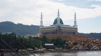 Mesjid raya Tarempa dilihat dari Batu Lepe.