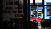 Diketahui, pandemi COVID-19 membuat kegiatan jam besuk di lembaga pemasyarakatan dibatasi guna mengantisipasi penyebaran virus Corona.