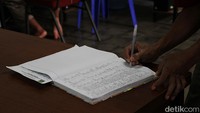 Warga binaan yang hendak memanfaatkan fasilitas tersebut diminta untuk mengisi data di buku yang telah disediakan petugas lapas.